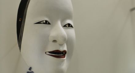 Caratteristiche, personaggi, maschere e costumi del teatro no giapponese.