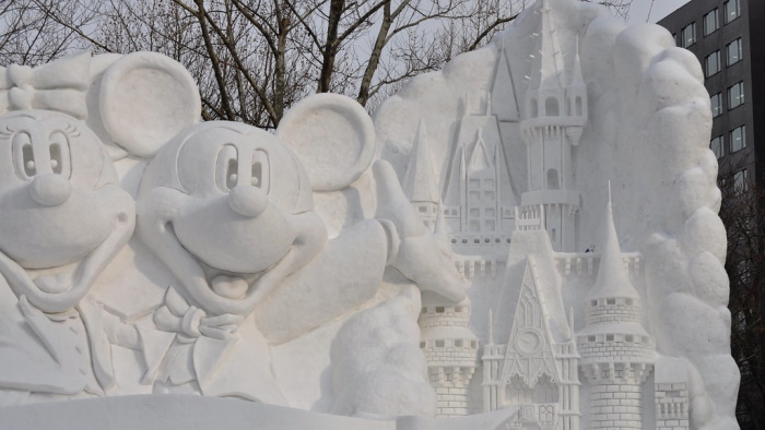 Scultura di neve con Topolino e Minnie, Disney