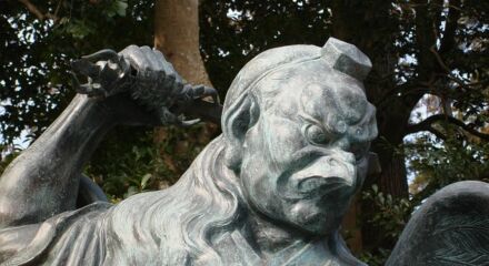 Tengu: creature del folklore giapponese, sono descritte come uomini-uccello, dotati di un lungo naso prominente o addirittura di becco.