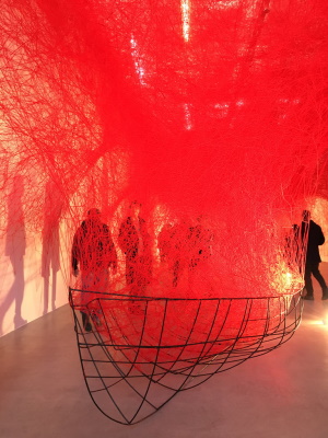 Uncertain Journey dell'artista Chiharu Shiota