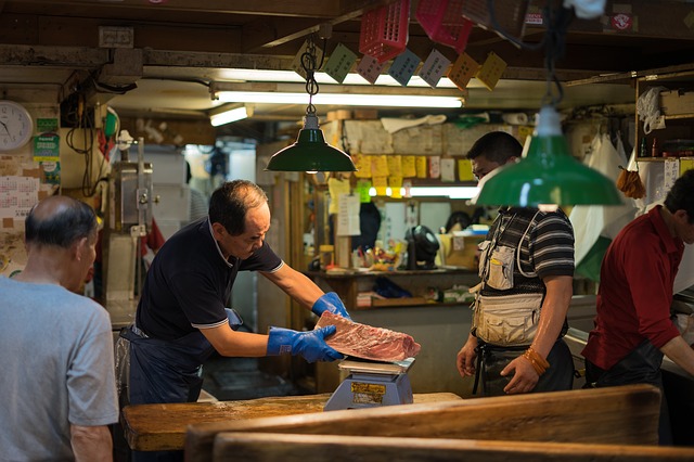un venditore al Mercato Tsukiiji