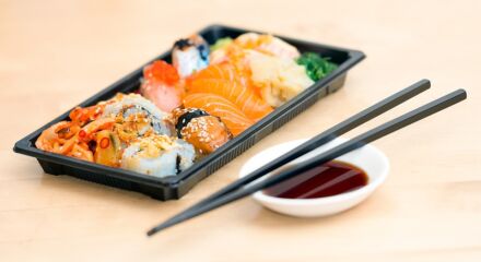 Piatto di sushi con salsa di soia giapponese