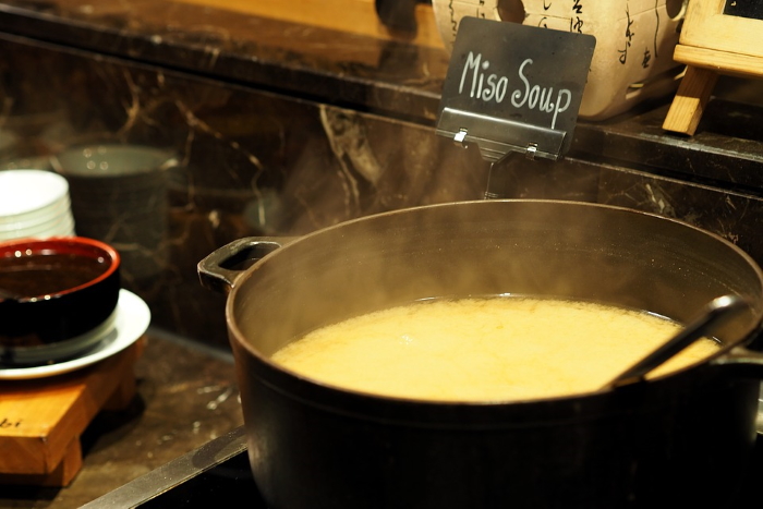Il miso, usato anche nelle zuppe