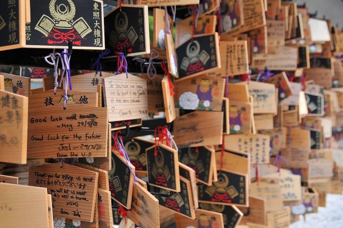 In Giappone esistono molti portafortuna chiamati engimono: oggetti che rivelano la sorte. Scopriamo quali sono i più conosciuti e come vengono usati.