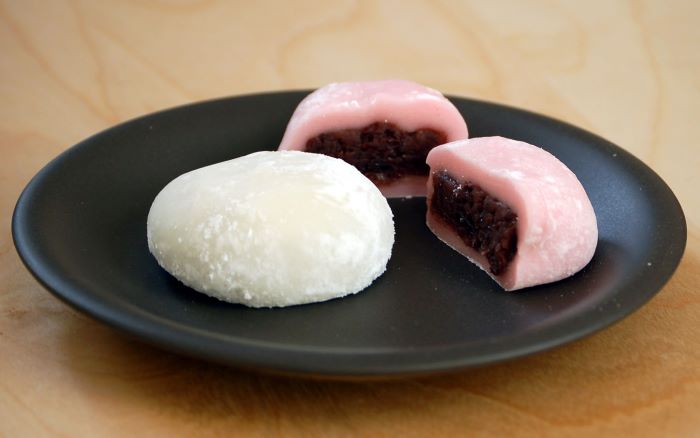 Daifuku mochi: dolci di riso giapponesi riempiti di pasta di fagioli