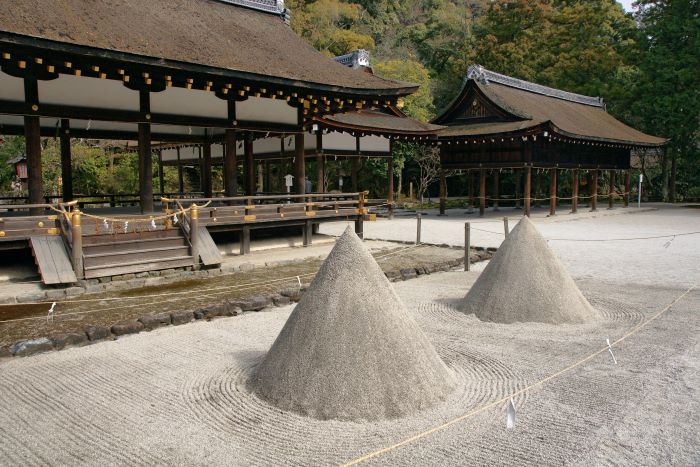 I coni di sabbi del Kamigamo jinja purificano il santuario